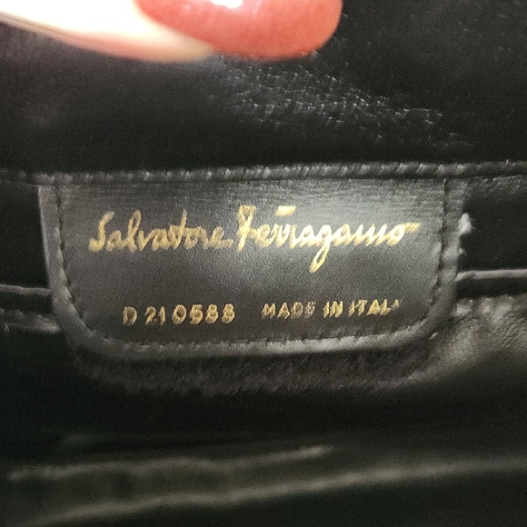 🖤Salvatore Ferragamo Vara Black Leather Crossbody/Clutch Gold Buckle D210588 - Picture 9 of 11